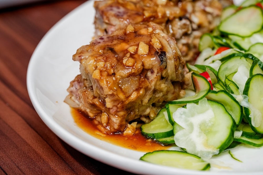 惜福雞肉餅配五味醬搭雞肉芋籤裸附雙瓜泡菜